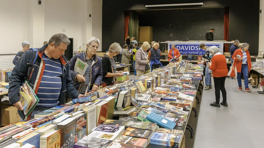 Foto van de boekenbeurs op de jaarmarkt van Rode
